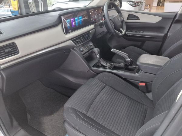 2024-Mahindra-XUV-700-20-AX5-Auto image:12