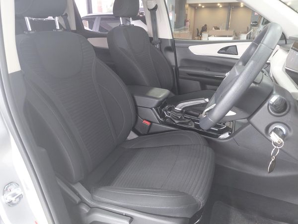 2024-Mahindra-XUV-700-20-AX5-Auto image:8