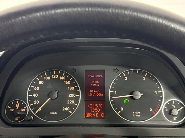 2011-Mercedes-Benz-A-Class-A-180-CDI-Avantgarde-Auto image:2