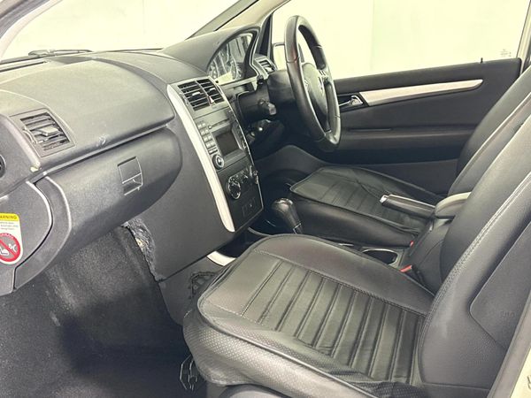 2011-Mercedes-Benz-A-Class-A-180-CDI-Avantgarde-Auto image:8