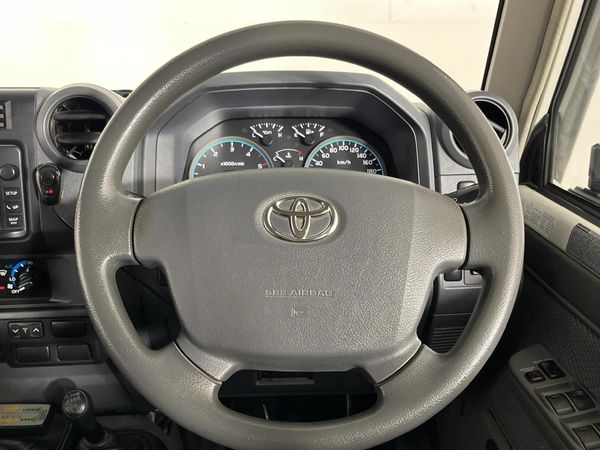 2013-Toyota-Land-Cruiser-79-45-D-Double-Cab image:9