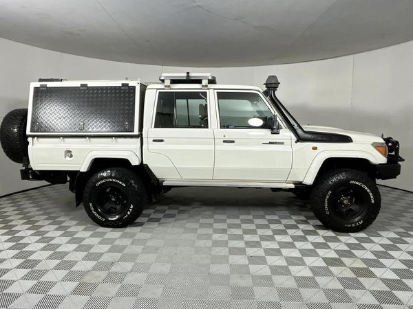 2013-Toyota-Land-Cruiser-79-45-D-Double-Cab image:16