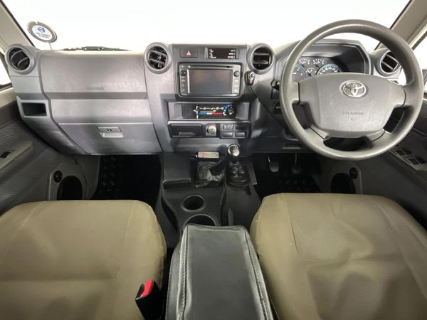 2013-Toyota-Land-Cruiser-79-45-D-Double-Cab image:1