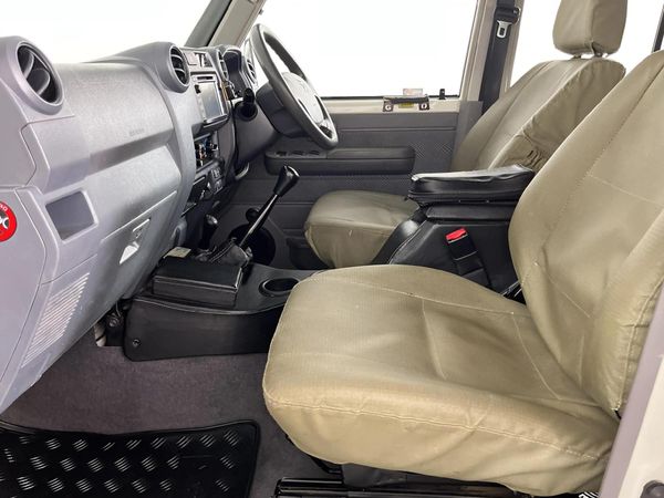 2013-Toyota-Land-Cruiser-79-45-D-Double-Cab image:5