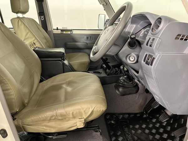 2013-Toyota-Land-Cruiser-79-45-D-Double-Cab image:6