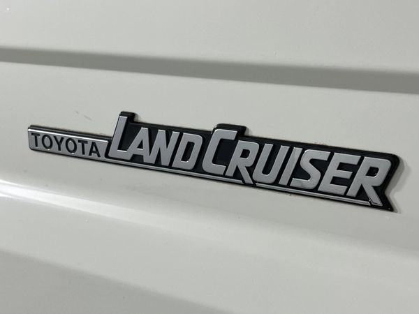 2013-Toyota-Land-Cruiser-79-45-D-Double-Cab image:8