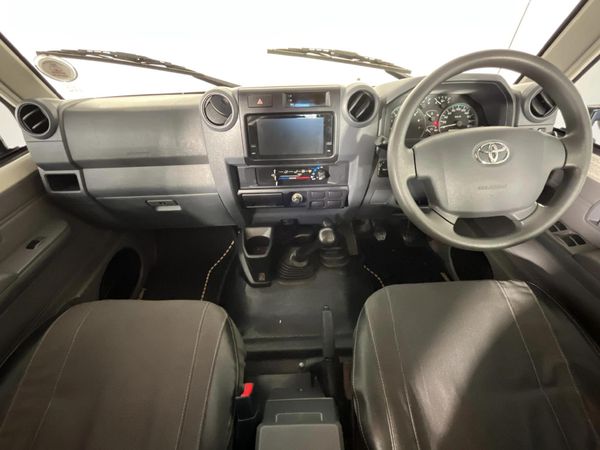 2019-Toyota-Land-Cruiser-79-40-Double-Cab image:1