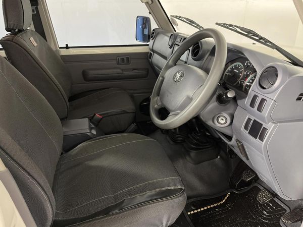 2019-Toyota-Land-Cruiser-79-40-Double-Cab image:8