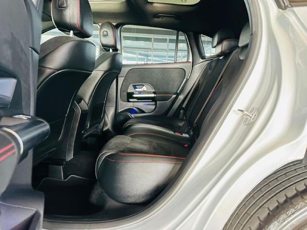 2023-Mercedes-Benz-GLA-200-Auto image:5