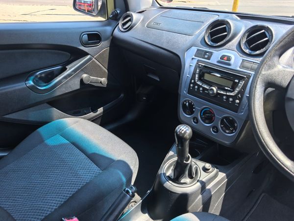 2014-Ford-Figo-14-TDCi-Ambiente image:16