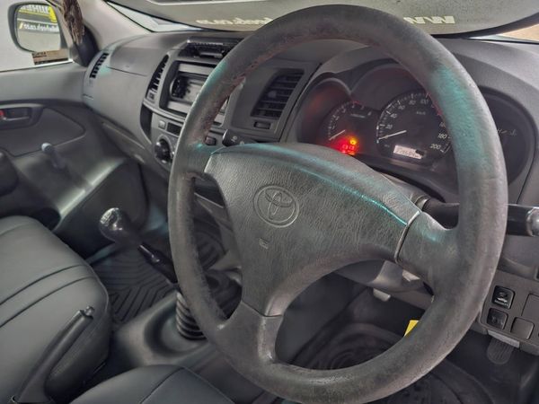 2013-Toyota-Hilux-25-D-4D-Single-Cab image:7