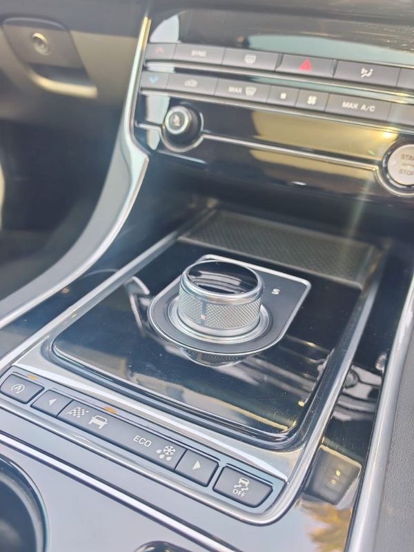 2016-Jaguar-XE-20D-Portfolio-Auto image:6