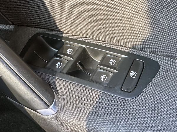2019-Volkswagen-Golf-VII-14-TSI-Comfortline-Auto image:18