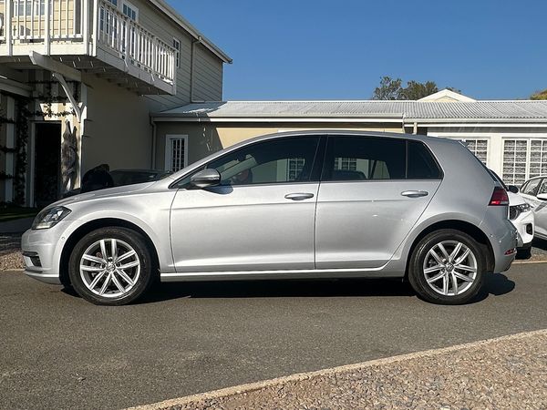 2019-Volkswagen-Golf-VII-14-TSI-Comfortline-Auto image:1