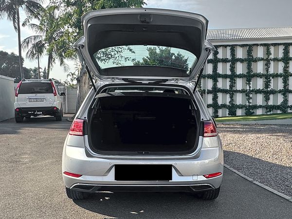 2019-Volkswagen-Golf-VII-14-TSI-Comfortline-Auto image:25