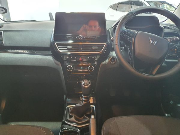 2025-Mahindra-XUV-3XO-12T-AX5 image:10