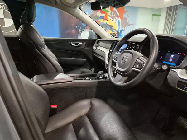 2023-Volvo-XC60-B5-Momentum-Geartronic-AWD image:4