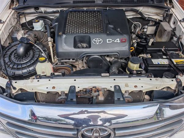 2014-Toyota-Fortuner-30-D-4D-Raised-Body image:14