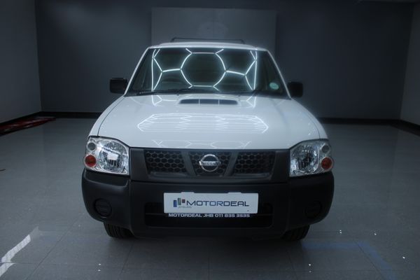 2016-Nissan-NP300-25-TDi-LWB-Single-Cab-AIRCON image:2