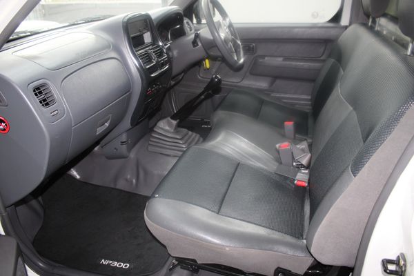 2016-Nissan-NP300-25-TDi-LWB-Single-Cab-AIRCON image:6