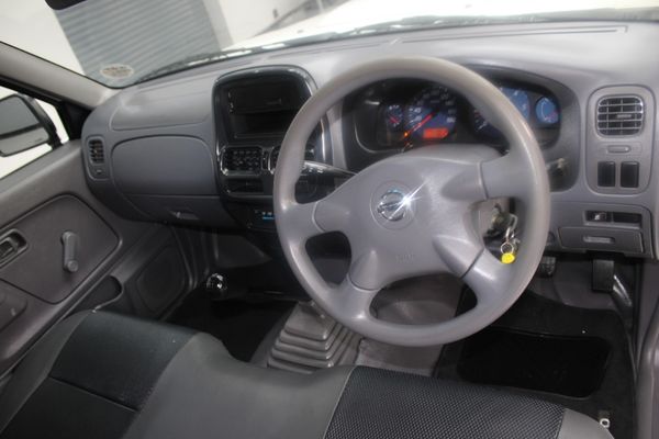 2016-Nissan-NP300-25-TDi-LWB-Single-Cab-AIRCON image:7