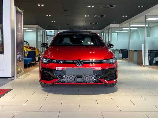 2026-Volkswagen-Golf-14-TSI-R-Line-Auto-110kw image:1