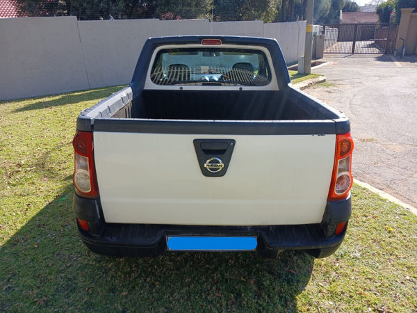 2014-Nissan-NP200-16-AC-Safety-Pack image:5