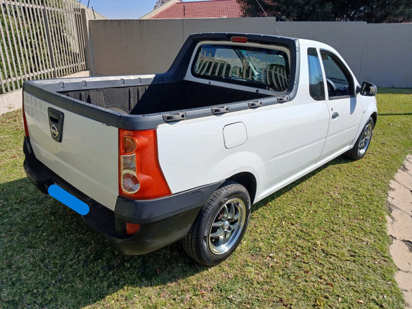 2014-Nissan-NP200-16-AC-Safety-Pack image:6
