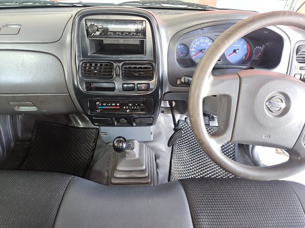 2015-Nissan-NP300-20i-LWB-Single-Cab image:9