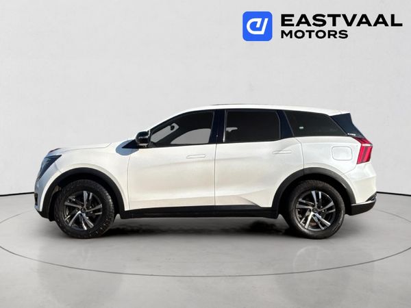 2023-Mahindra-XUV-700-20-AX5-Auto image:3