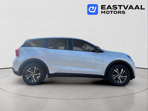 2023-Mahindra-XUV-700-20-AX5-Auto image:7