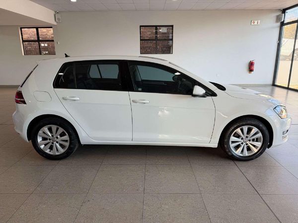 2017-Volkswagen-Golf-VII-14-TSI-Comfortline image:5