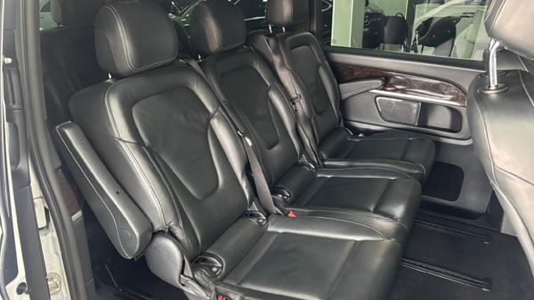2019-Mercedes-Benz-V-Class-V-250d-Avantgarde-Auto image:5
