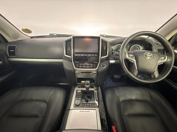 2016-Toyota-Land-Cruiser-200-45-D-V8-VX-Auto image:1