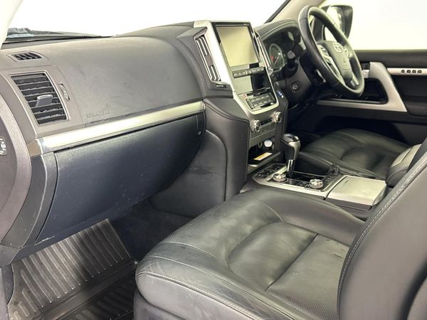 2016-Toyota-Land-Cruiser-200-45-D-V8-VX-Auto image:7