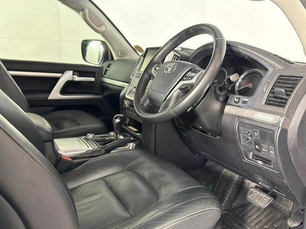 2016-Toyota-Land-Cruiser-200-45-D-V8-VX-Auto image:8