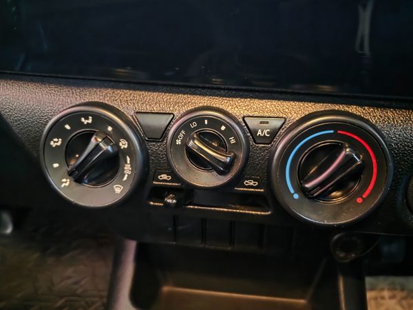 2023-Toyota-Hilux-20-VVTi-S-AIRCON-Single-Cab-Petrol-Manual image:14