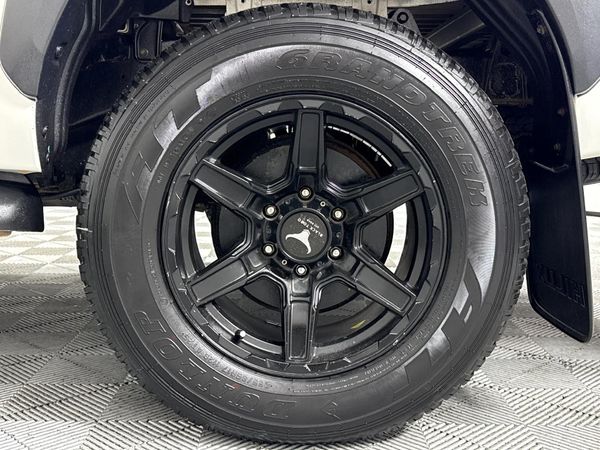 2022-Toyota-Hilux-28-GD-6-Raised-Body-Legend-4x4-Double-Cab image:5
