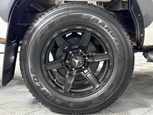 2022-Toyota-Hilux-28-GD-6-Raised-Body-Legend-4x4-Double-Cab image:6
