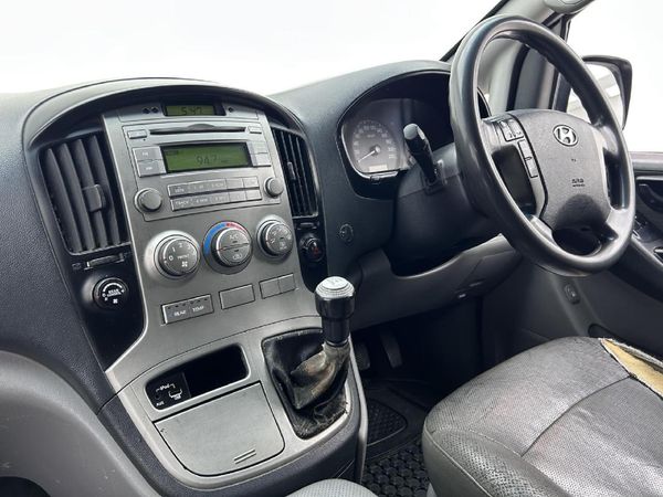 2015-Hyundai-H-1-24-CVVT-Executive image:7
