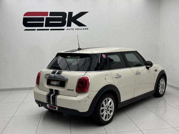 2015-MINI-Hatch-Cooper-5-dr image:5