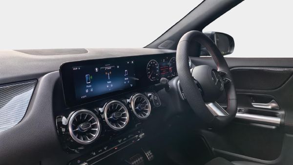 2026-Mercedes-Benz-GLA-200-Auto image:10