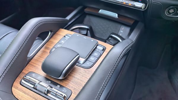 2025-Mercedes-Benz-GLS-580-4Matic-AMG-Line image:12