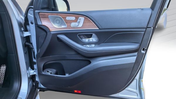 2025-Mercedes-Benz-GLS-580-4Matic-AMG-Line image:20