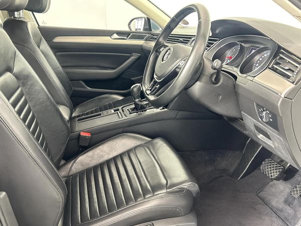 2016-Volkswagen-Passat-20-TDI-Executive-Auto image:9