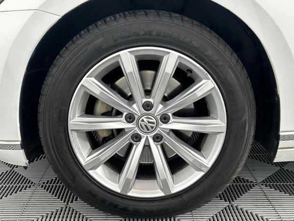 2016-Volkswagen-Passat-20-TDI-Executive-Auto image:4