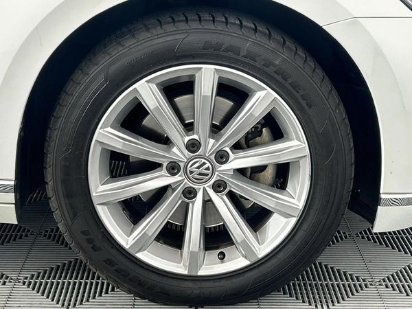 2016-Volkswagen-Passat-20-TDI-Executive-Auto image:5