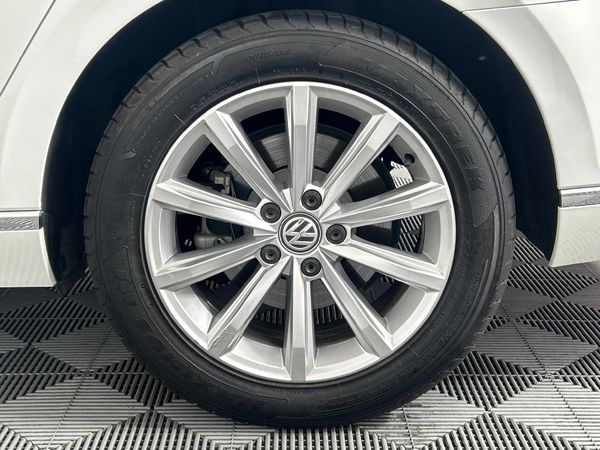 2016-Volkswagen-Passat-20-TDI-Executive-Auto image:6