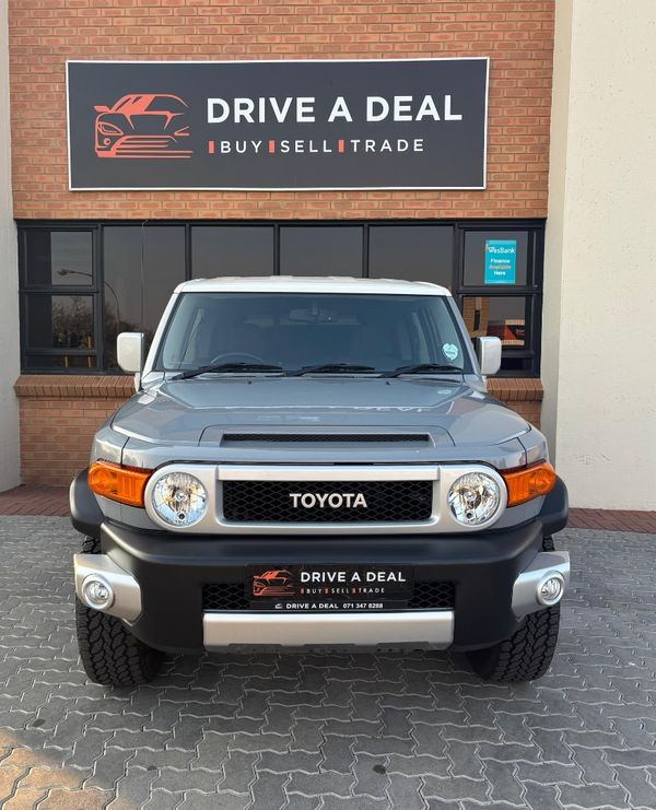 2015-Toyota-FJ-Cruiser-40-V6 image:1