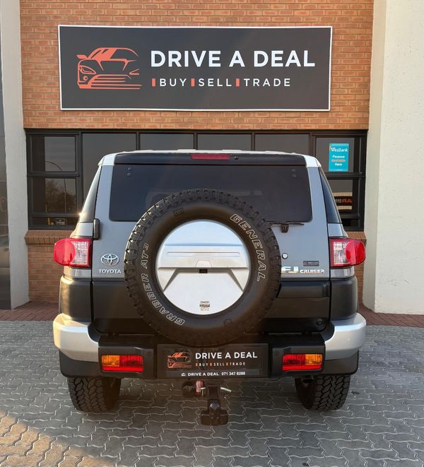 2015-Toyota-FJ-Cruiser-40-V6 image:4